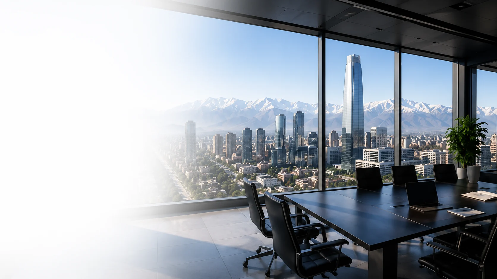 Oficina corporativa moderna con vista panorámica de Santiago de Chile